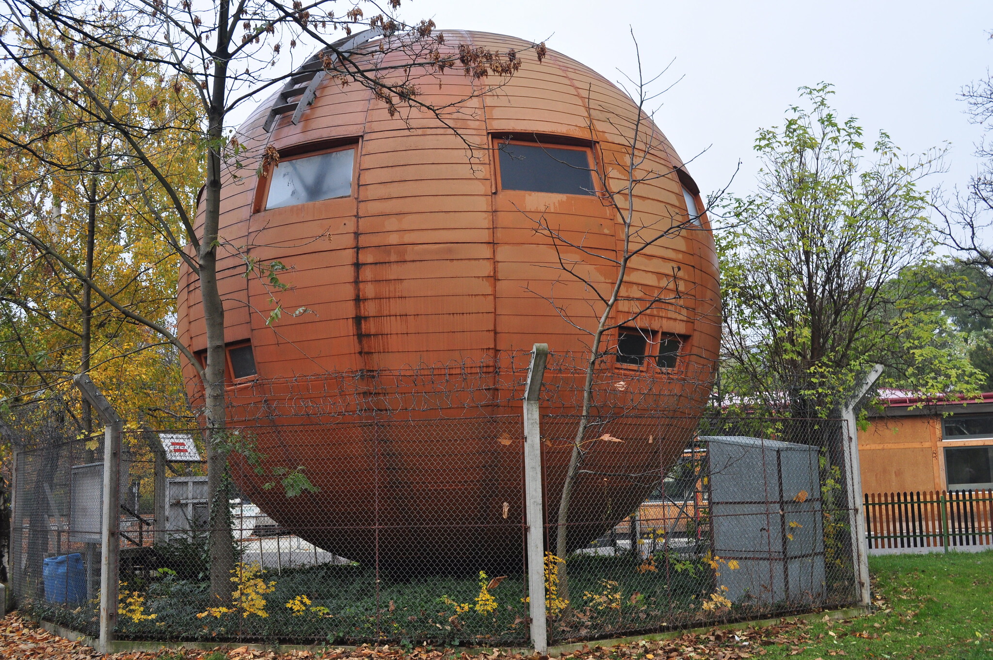 Фото округлое. Круглый домик. Дом в форме шара. Круглые дома. Сферические домики.