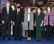 La reina Letizia recicla su gabardina de cuadros y Ayuso se pasa al verde en la inauguración de Fitur