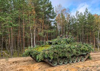 fuerzas-armadas-vehiculo-pizarro-letonia-otan-211018.jpg