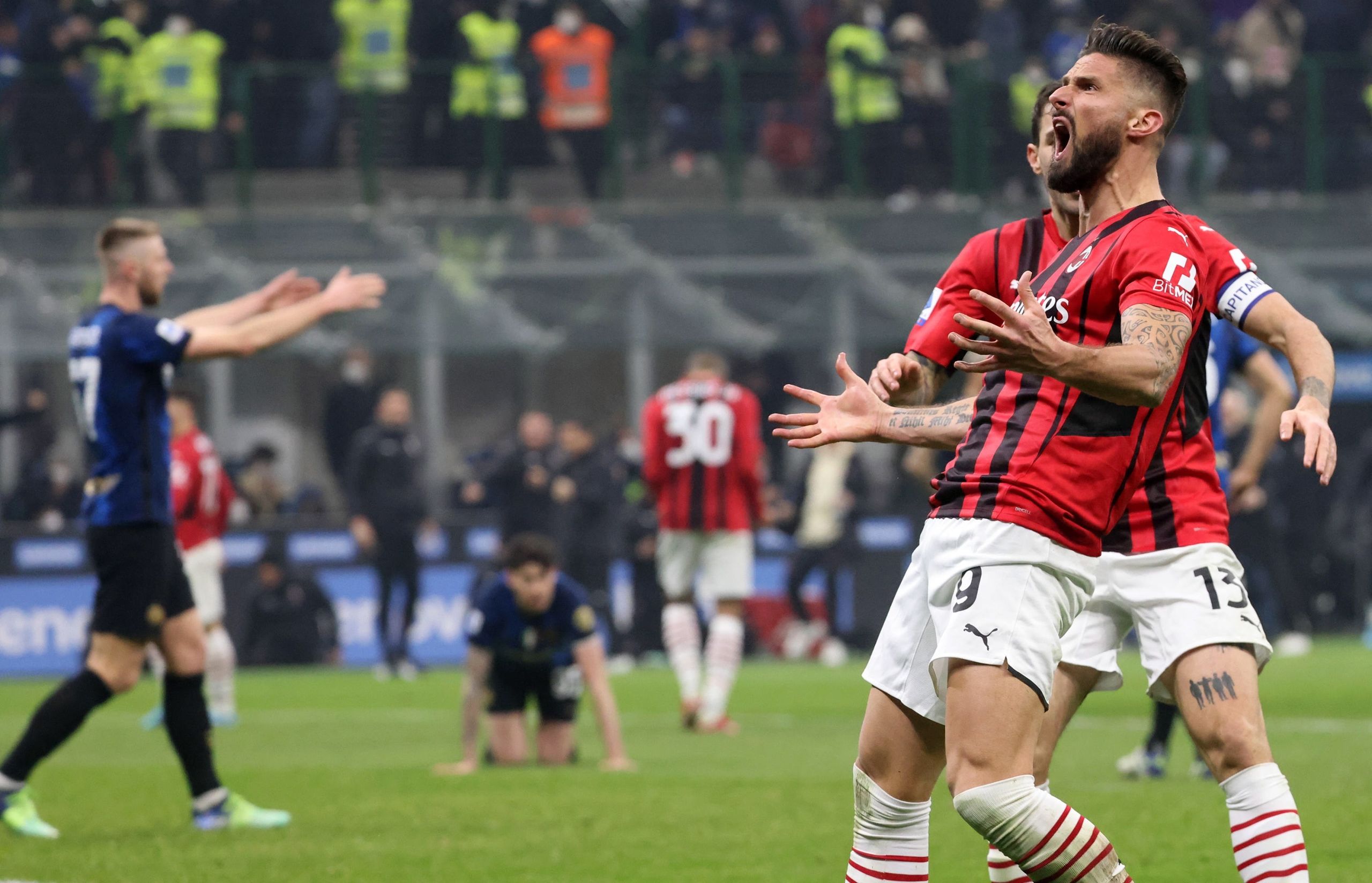 Giroud da la victoria al Milan ante el Inter con un doblete (1-2)