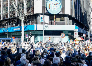 europapress-4263089-varias-personas-manifiestan-apoyar-diaz-ayuso-sede-partido-popular-20-banner.jpg