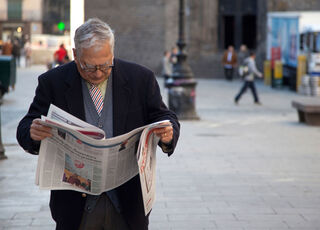 hombre-mayor-en-las-calles-de-barcelona-espana.jpg