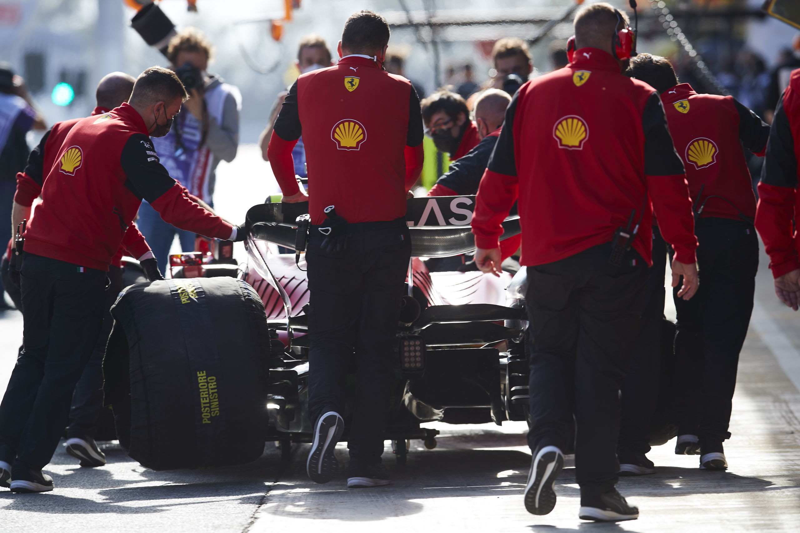 Ferrari empieza los test de Fórmula 1 como un tiro y Alonso se da una 'paliza'