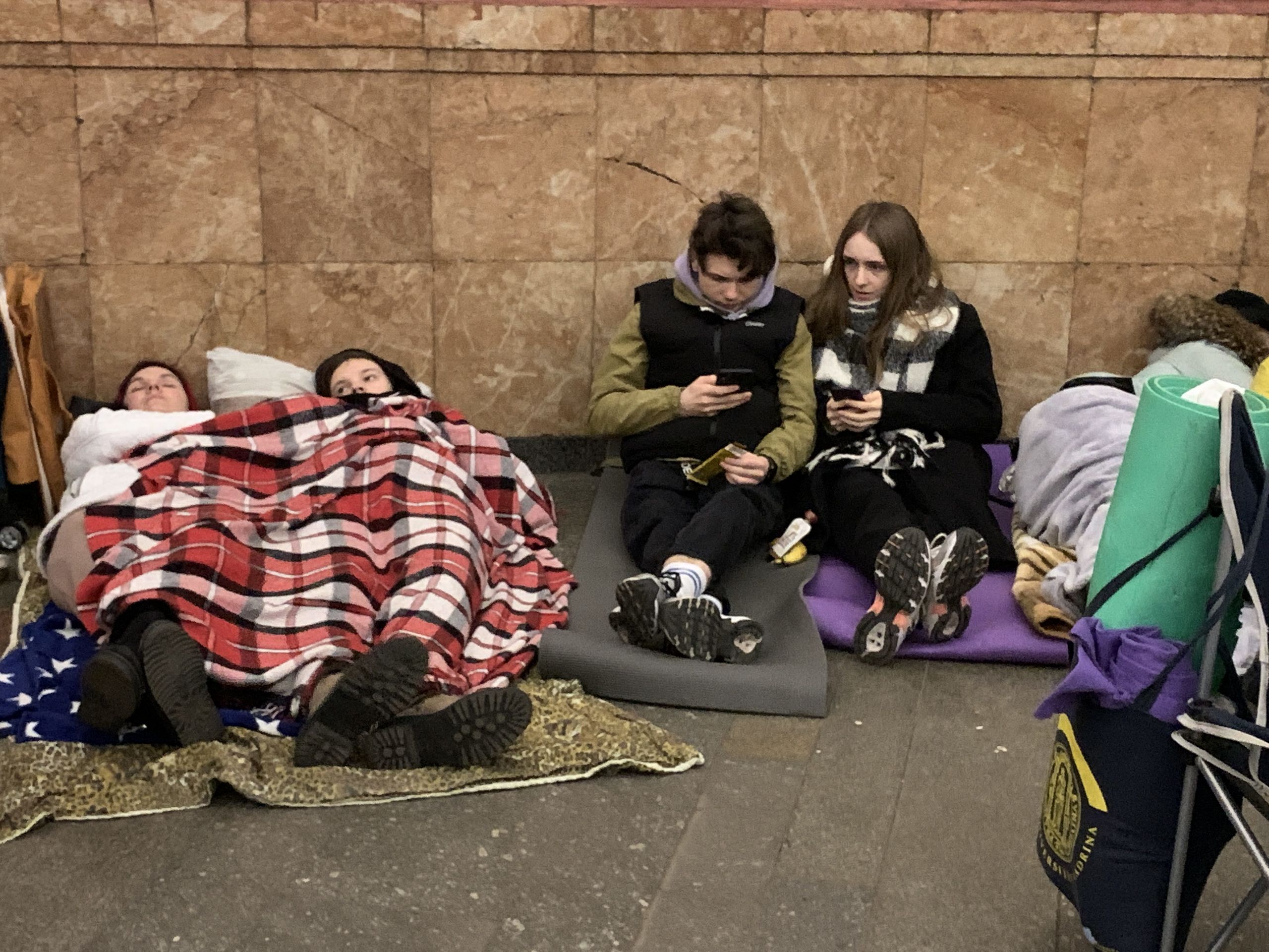 Реальный киев новости сегодня. Люди ночуют в Киевском метро. Люди в метро. В Киеве люди ночуют в метро.