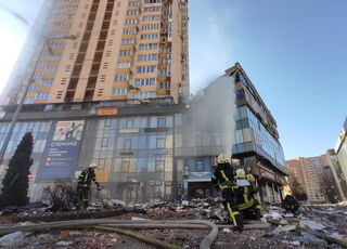 bomberos-edificio-kiev-ucrania-26022022.jpeg