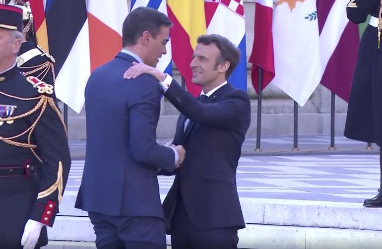 El efusivo saludo de Macron y Sánchez en Versalles