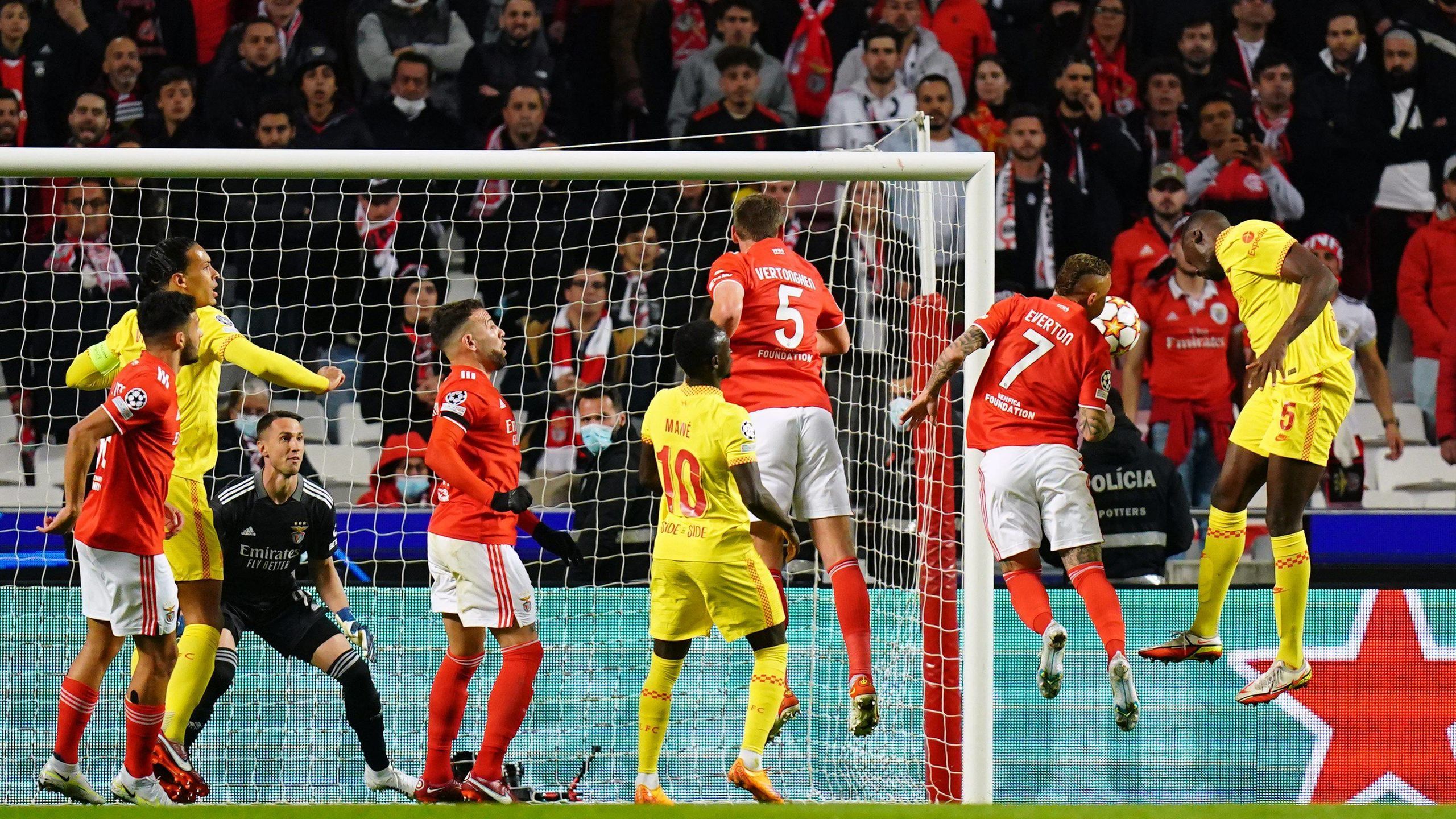 El Liverpool pasa por encima de un Benfica que se lo juega todo en Anfield (1-3)
