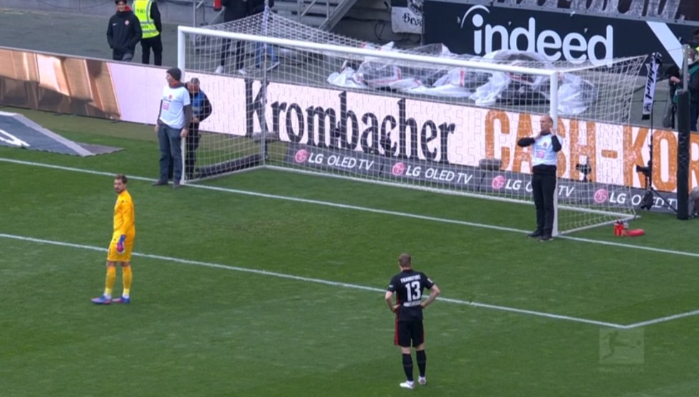 Dos espectadores se atan a los postes e interrumpen el Eintracht-Friburgo