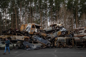 Coches calcinados a las afueras de Irpin | <span>EFE</span>