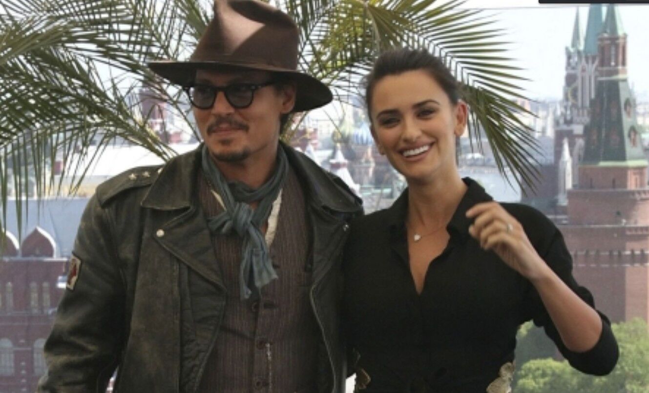 El favor que Johnny Depp hizo a Javier Bardem y Penélope Cruz hace doce  años - Chic