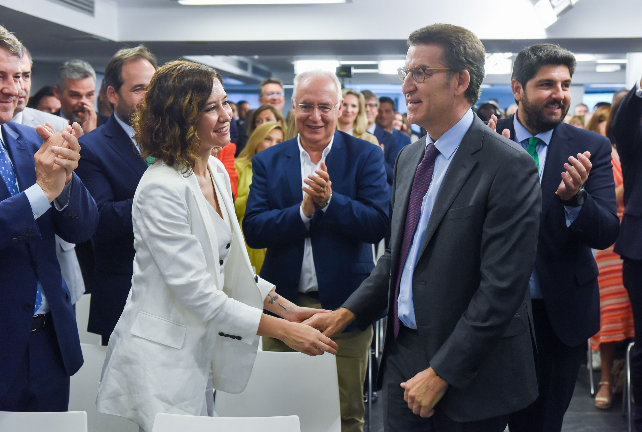 Sánchez ya tiene su nueva Ayuso: lanza a Gobierno y PSOE a una campaña de insultos contra Feijóo