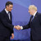El presidente del Gobierno, Pedro Sánchez (i), saluda al primer ministro del Reino Unido, Boris Johnson (d) antes de posar para la foto oficial durante la primera jornada de la cumbre de la OTAN que se celebra este miércoles en el recinto de Ifema, en Madrid.