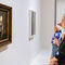 Una visitante del Kunstmuseum contempla un retrato pintado por El Greco.