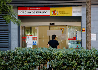 un-hombre-entra-una-oficina-del-servicio-publico-de-empleo-estatal-sepe-en-madrid-espana.jpg