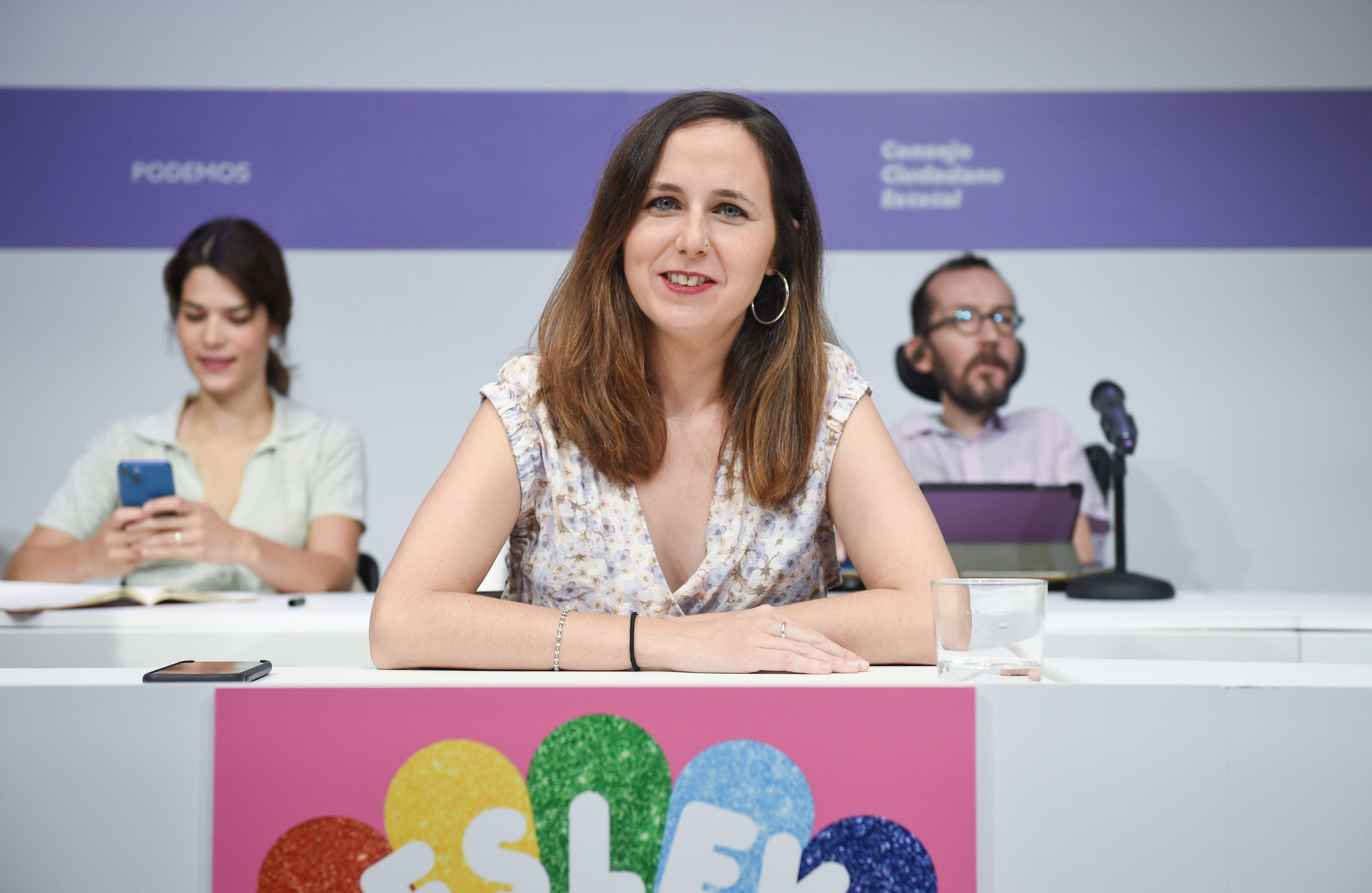 Tertulia de Herrero: Podemos carga contra los ministros del PSOE por minimizar el gesto del Rey