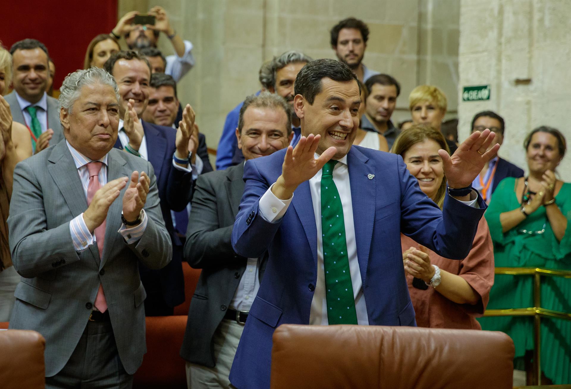 Juanma Moreno, investido presidente de Andalucía con la primera mayoría absoluta del PP