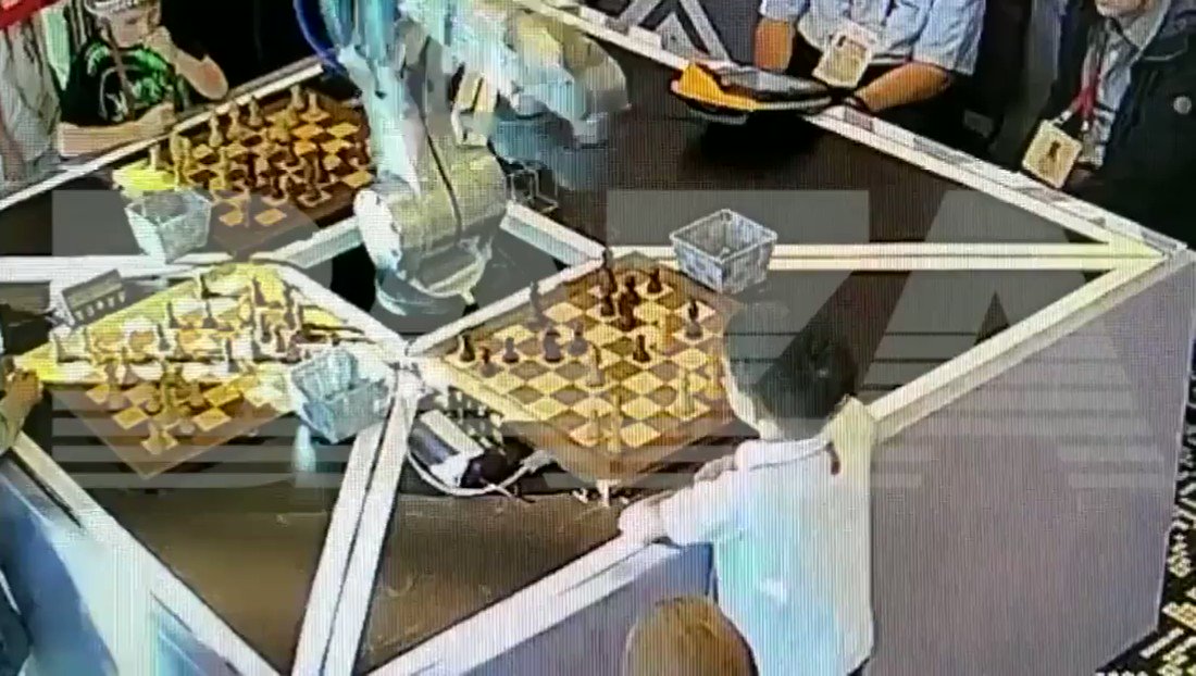 Un robot rompe el dedo a un niño de 7 años durante una partida de ajedrez