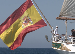 rey-bandera-espana-aniversario-primera-vuelta-almundo.jpg