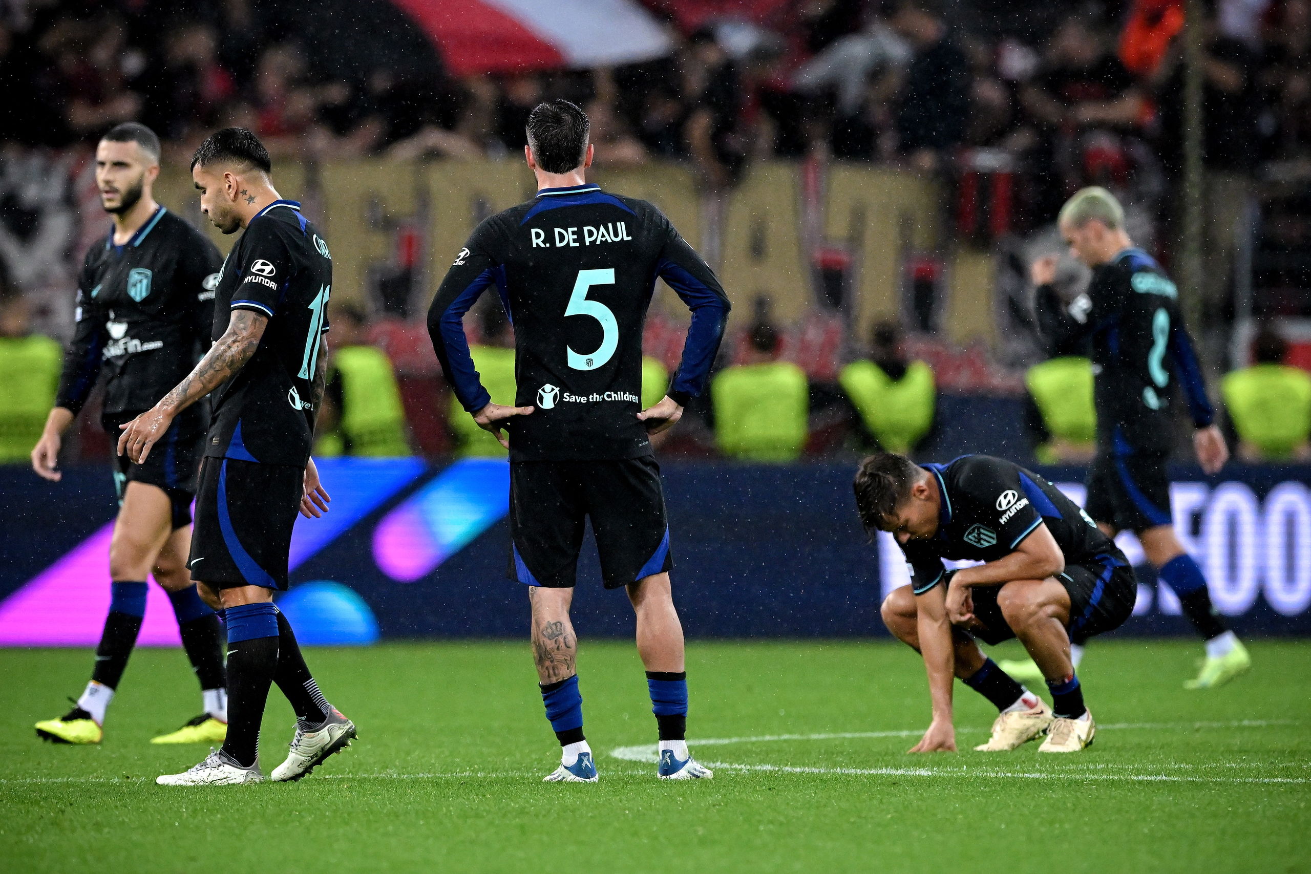 El Atlético paga cara la racanería de Simeone y revive al Leverkusen (2-0)