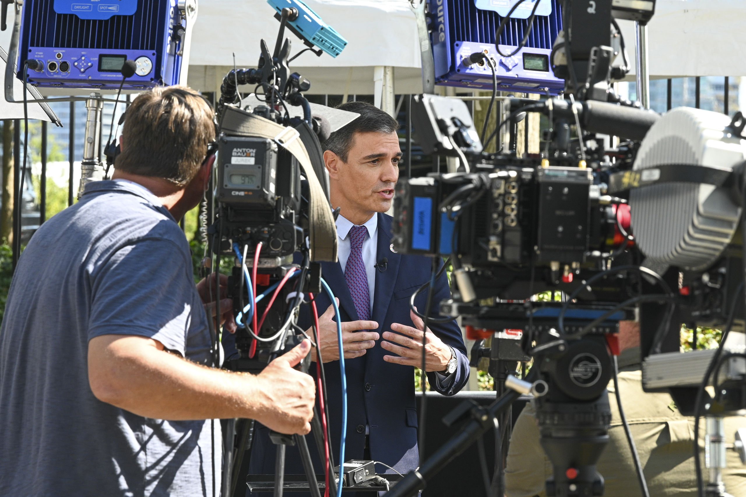 Patético e hilarante intento de 'El País' de vender la serie de Sánchez -  Libertad Digital