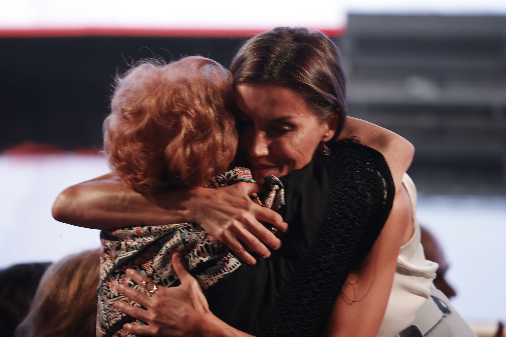 Letizia ¿me Darías Un Abrazo El Emotivo Gesto De La Reina Con Una Mujer De 91 Años Chic 