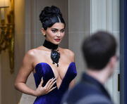 Kylie Jenner sacude París con un impactante vestido de terciopelo