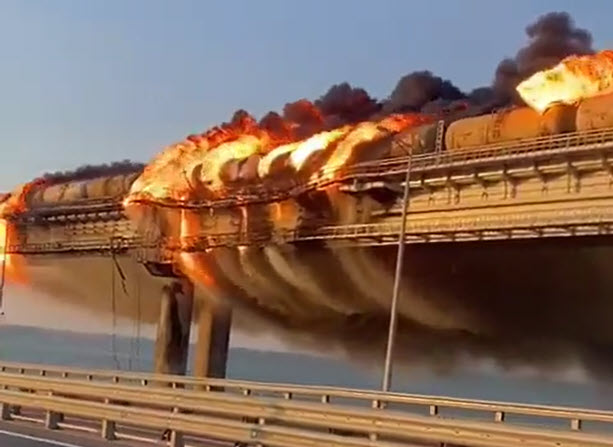 Una enorme explosión el puente de Crimea