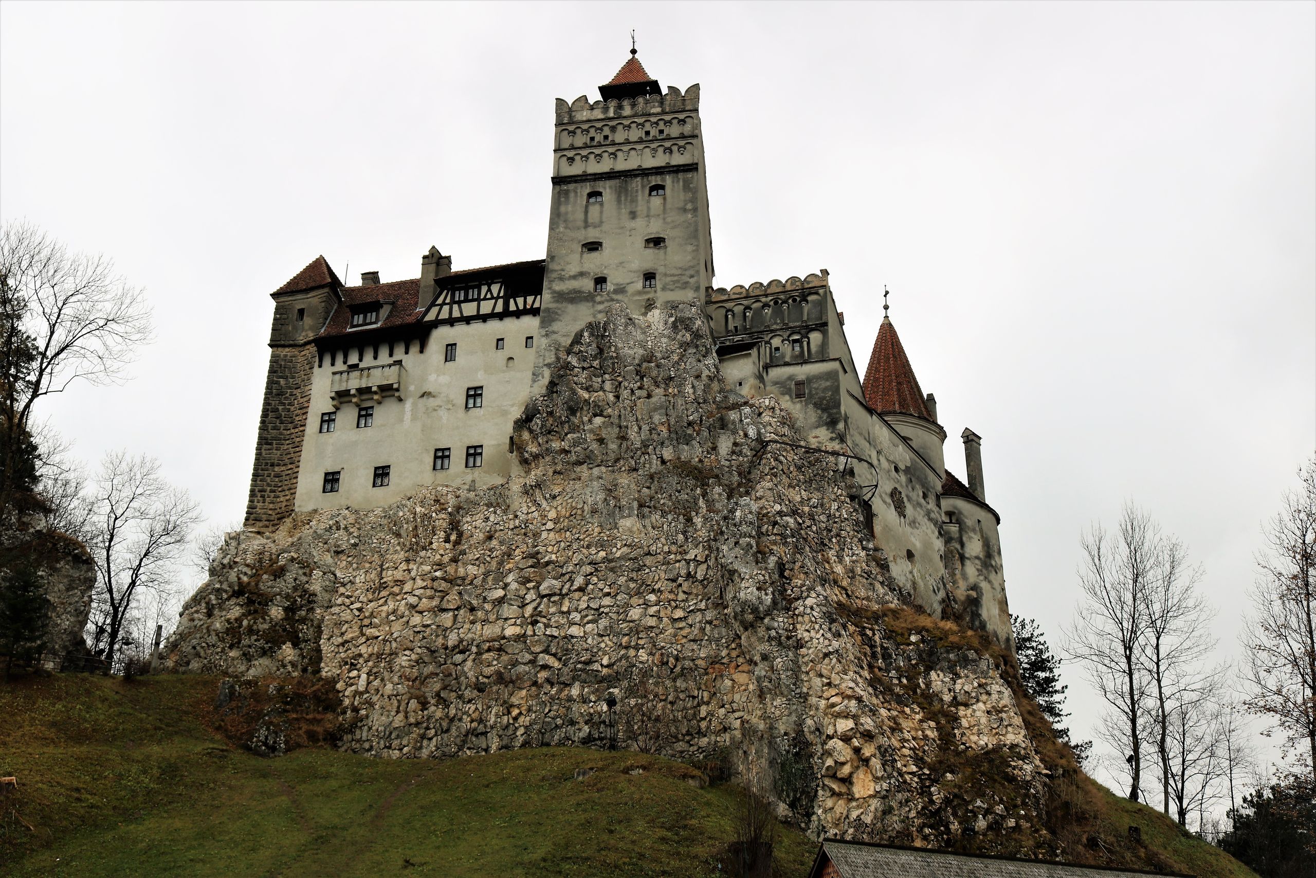 Vlad castle. Замок Дракулы в Румынии. Замок Влада Цепеша. Румыния Граф Дракула замок. Замок Дракулы в Трансильвании.