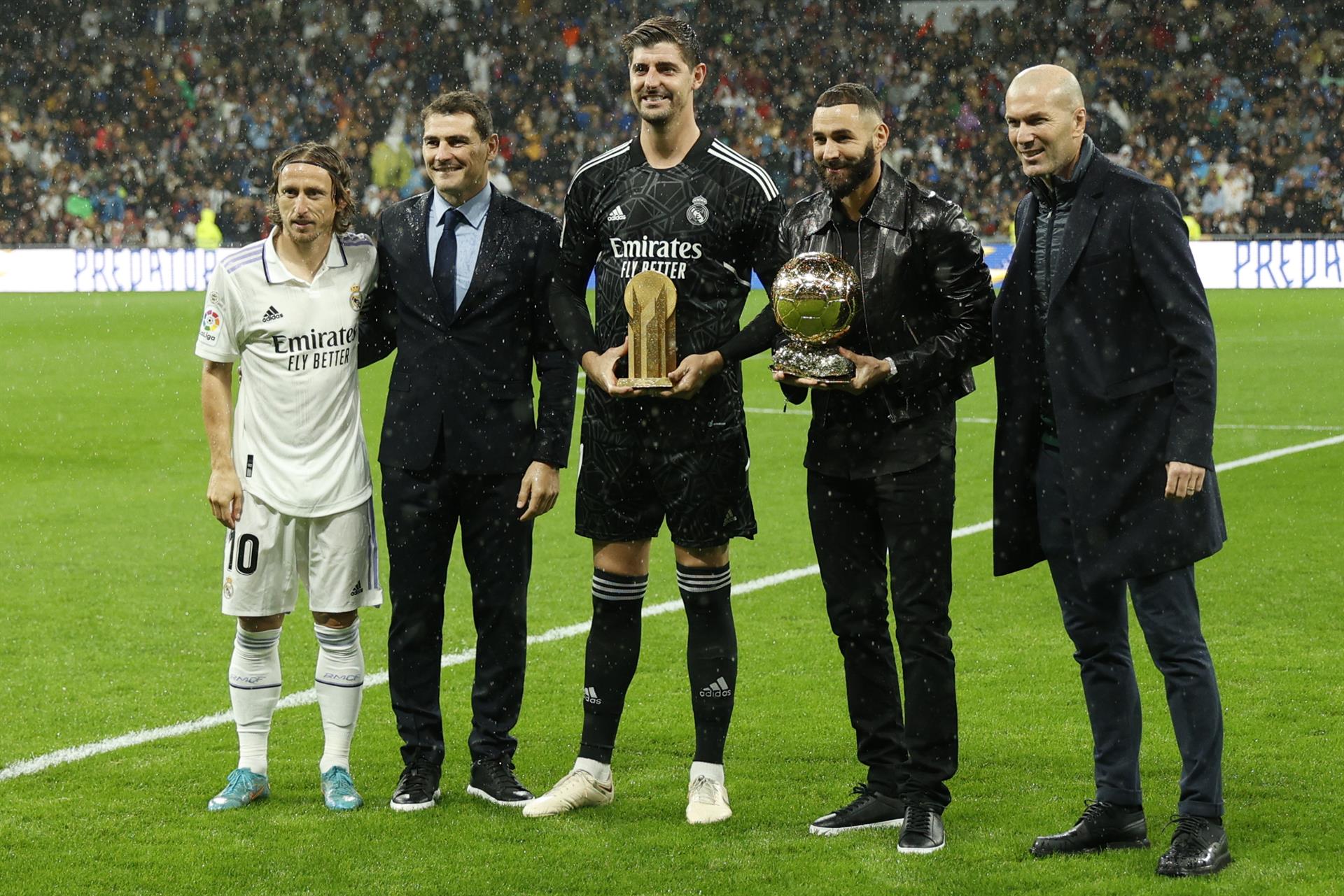 El Bernabéu se tiñe de dorado para homenajear a Benzema y Courtois