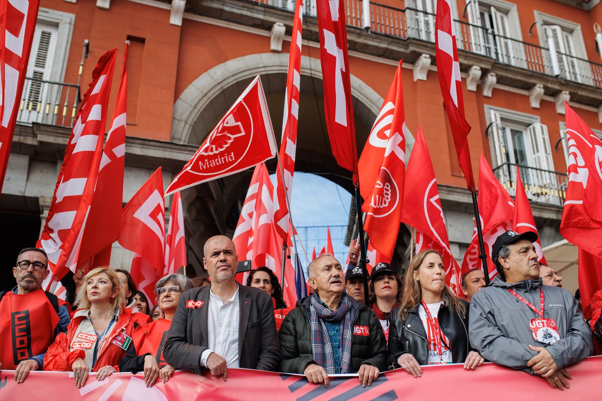CCOO y UGT se manifiestan contra la CEOE por la subida que no piden a Sánchez para los funcionarios