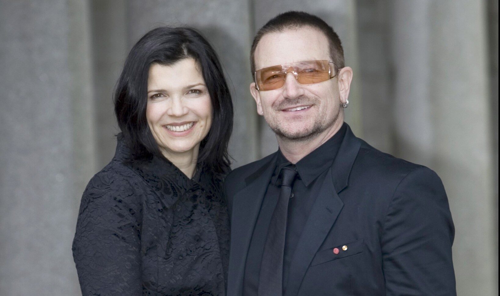 El fiel matrimonio de Bono con Alison Stewart 40 años juntos