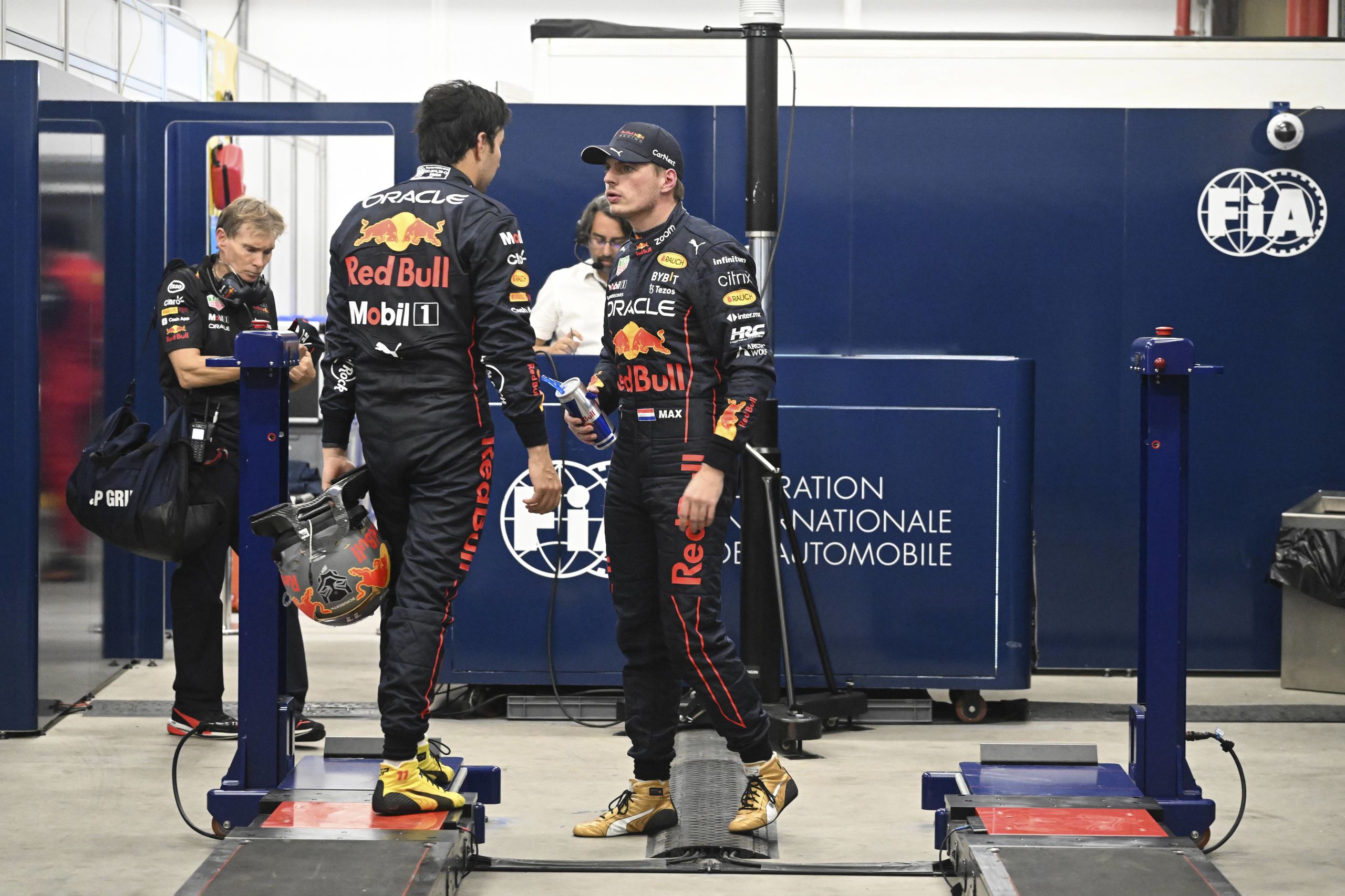Red Bull es un polvorín: máxima tensión entre Verstappen y Checo Pérez