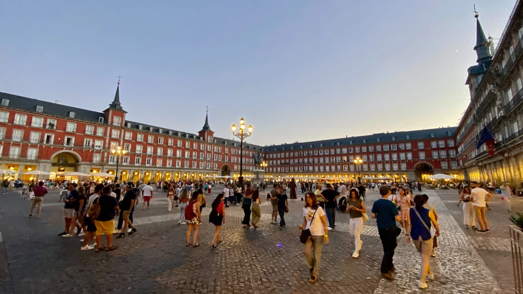 Las 15 plazas con mayor encanto de Europa Plaza-mayor-madrid-this-enormous-esplanade-in-the-city-centre-was-begun-in-the-17th-century-by-king.jpg