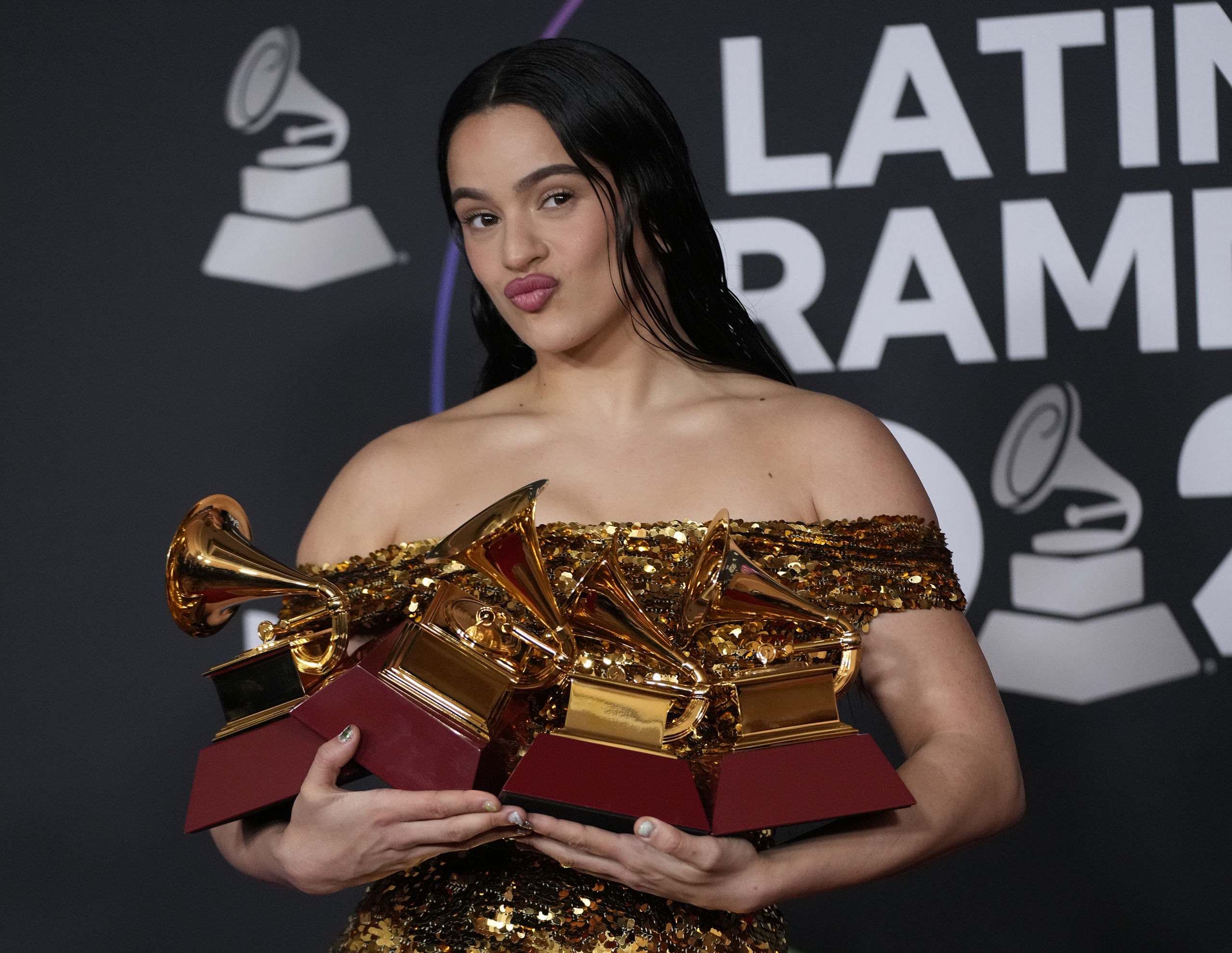 Rosalía triunfa en los Latin Grammy con cuatro premios y con censura