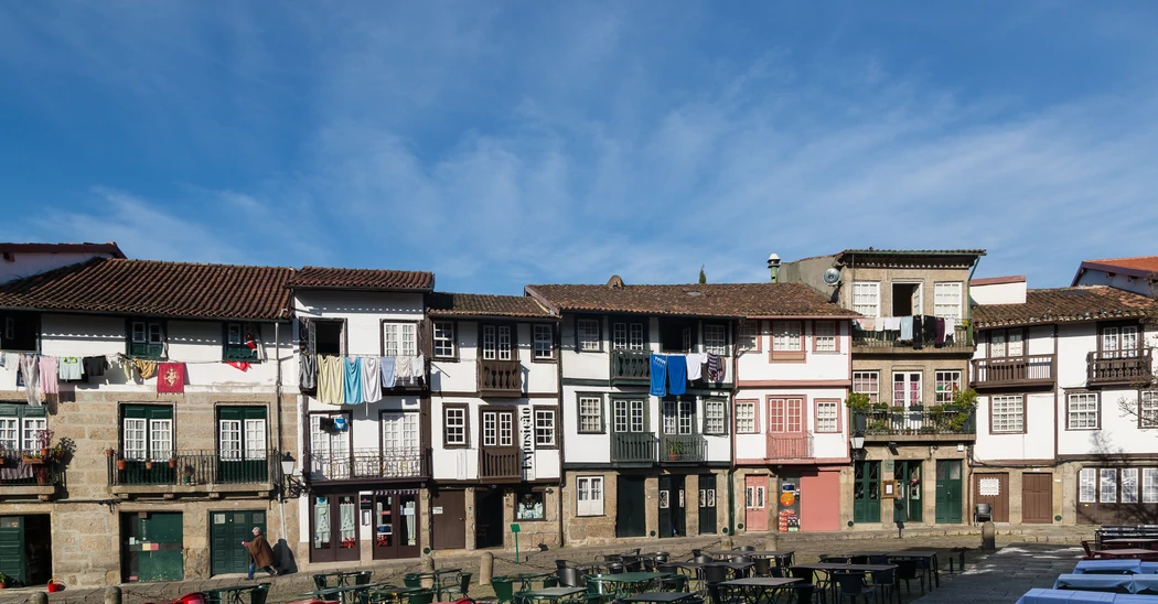 Las 15 plazas con mayor encanto de Europa Guimaraes-portugal-praca-de-s-tiago-01.jpg