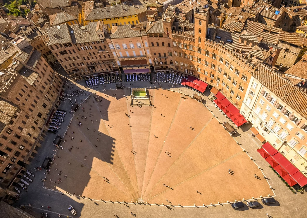 Las 15 plazas con mayor encanto de Europa Siena-piazza-del-campo-centro-historico.jpg