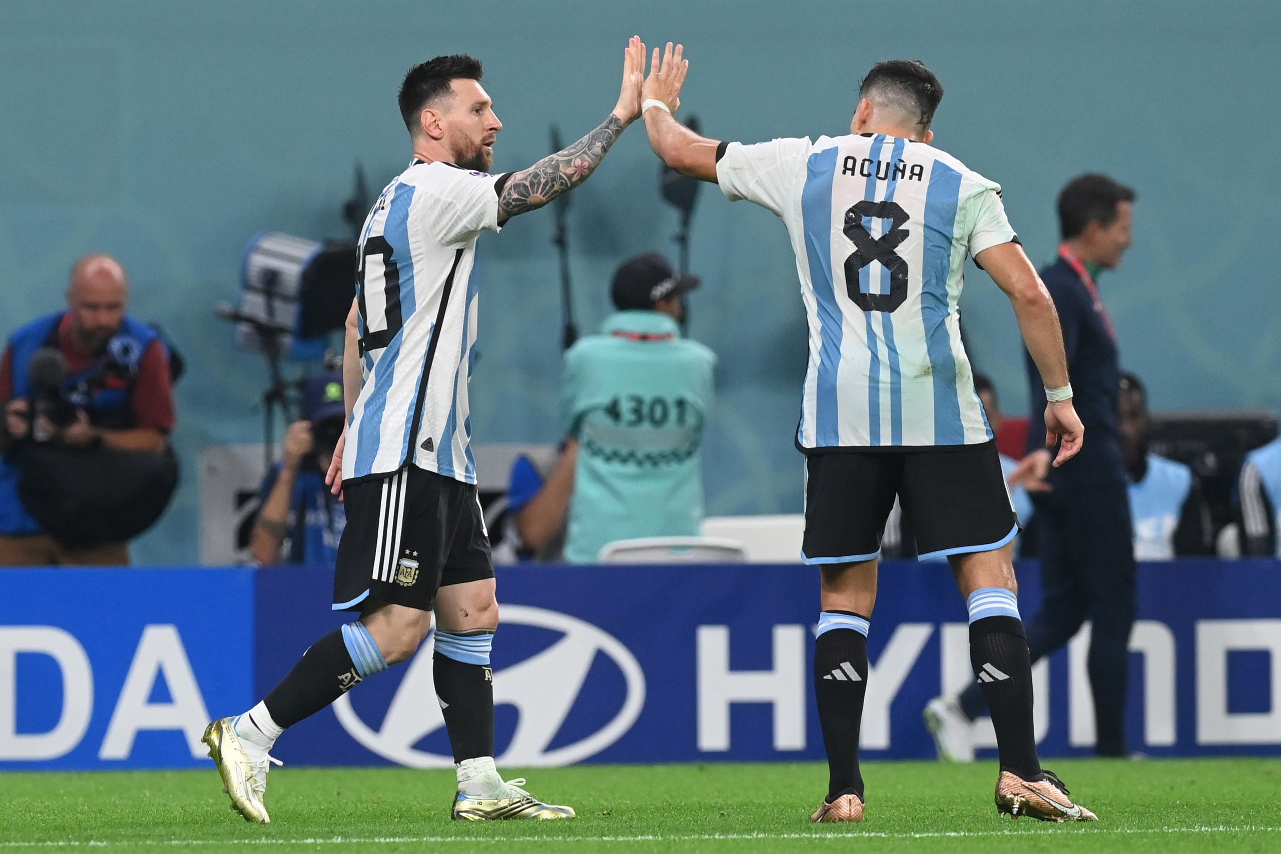 Argentina sufre para vencer a Australia pero pasa a cuartos de final (2-1)