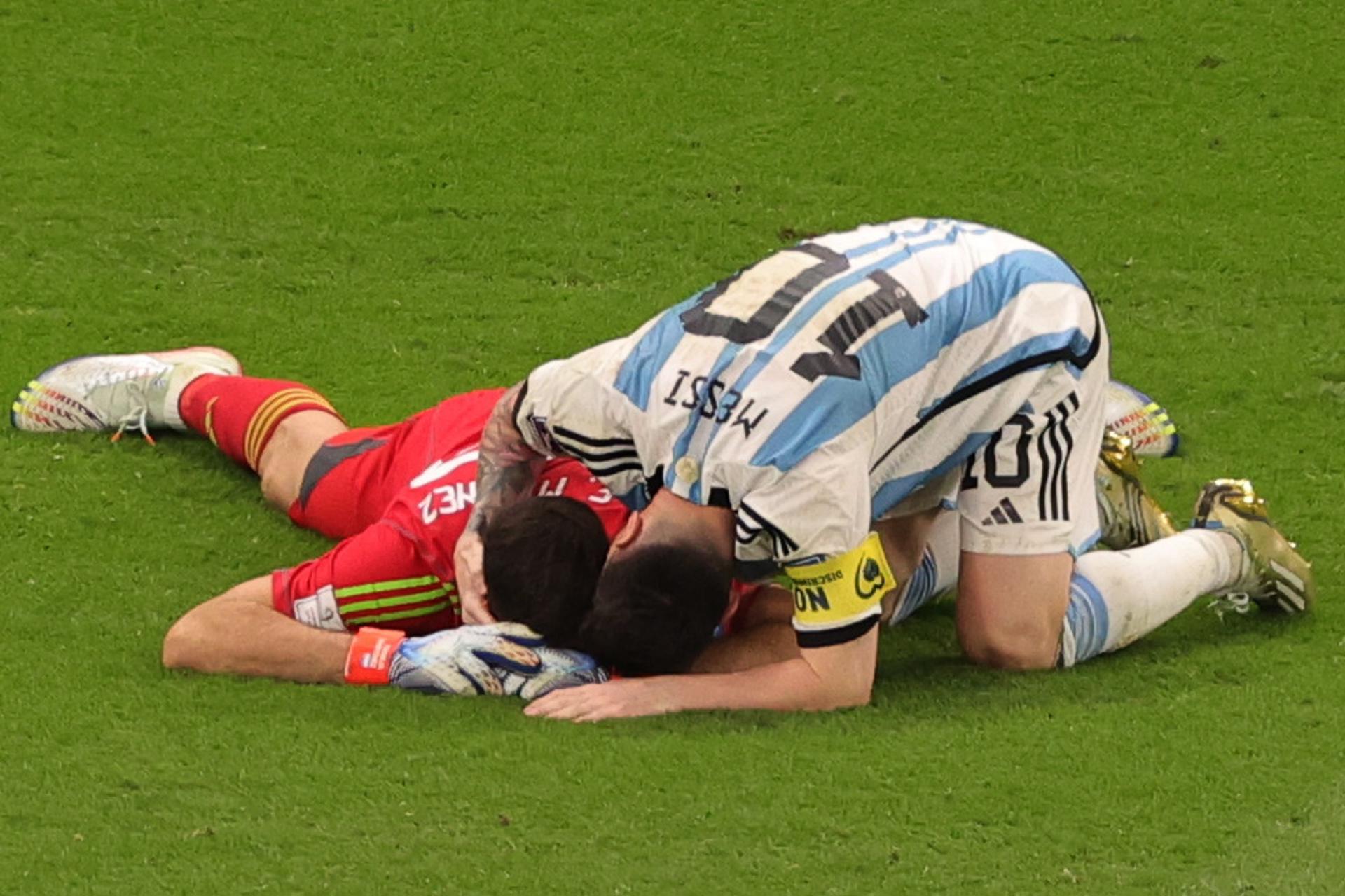 Messi y el Dibu meten a Argentina en las semifinales tras ganar a Holanda en los penaltis (2-2)