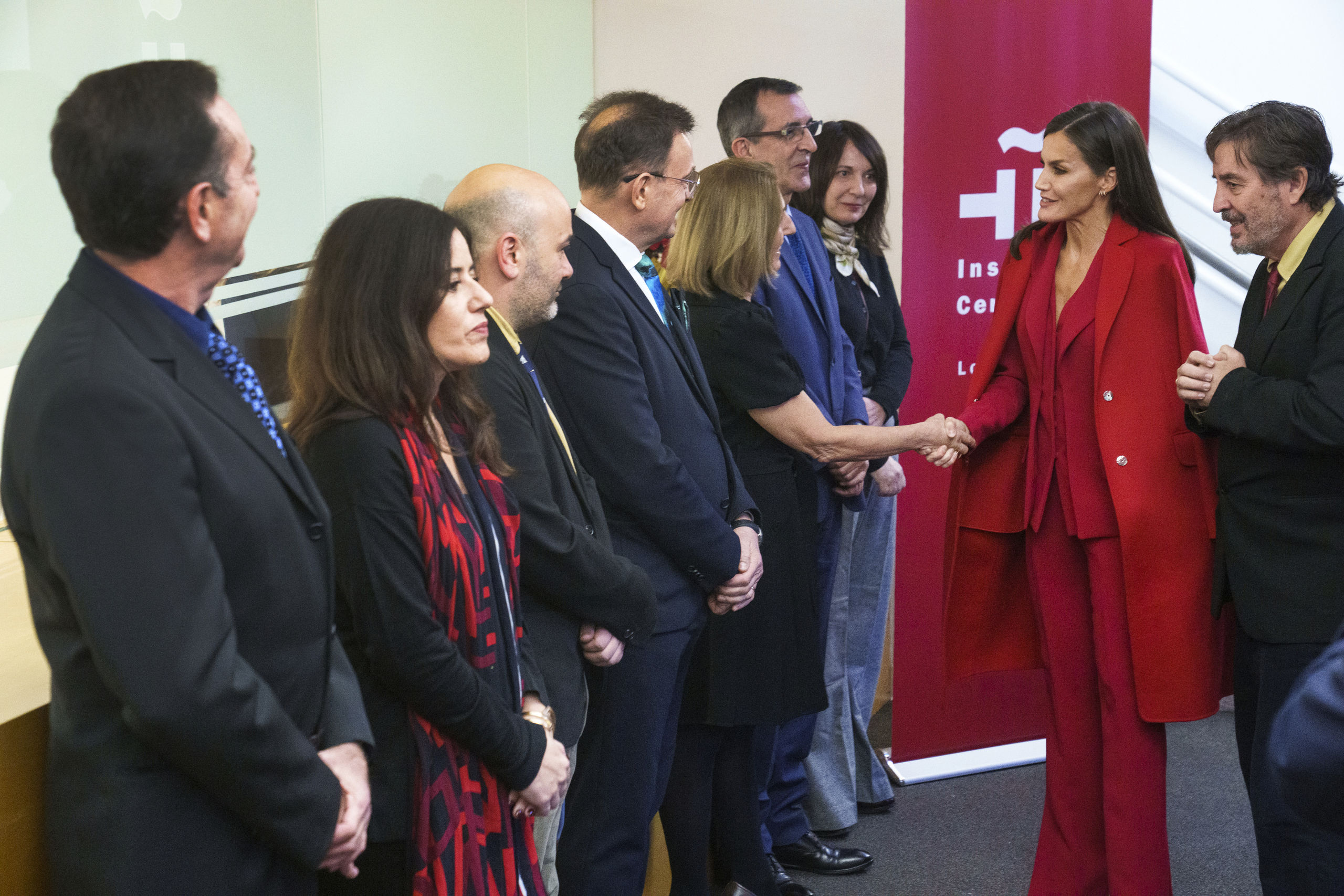 La reina Letizia apuesta por un elegante 'total look' rojo para triunfar en  Los Ángeles - Chic