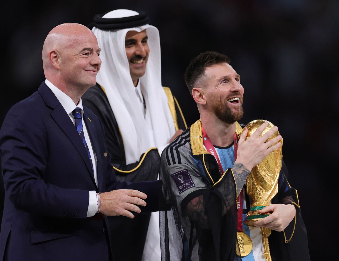  Gianni Infantino le entrega la copa a Lionel Messi.