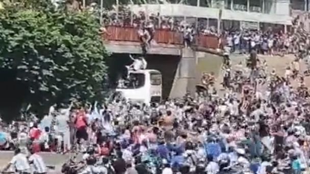 ¡Saltaron al autobús! Los hinchas que provocaron la suspensión de la fiesta de Argentina y la evacuación en helicóptero
