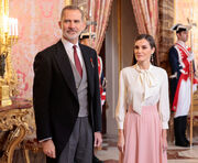La reina Letizia, de largo y con un look muy romántico en la recepción al cuerpo diplomático