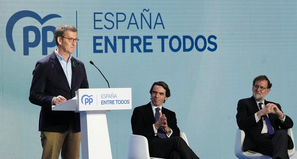 Aznar y Rajoy se unen para pedir el apoyo "sin reservas ni fisuras" a Feijóo