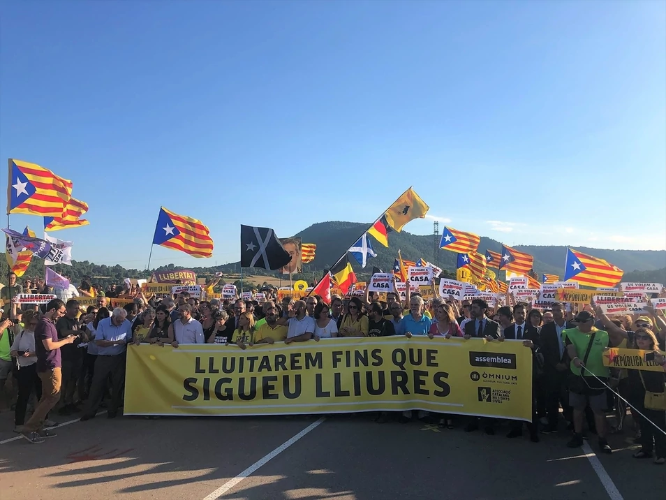 marcha-separatista-ante-carcel-lledoners-220223.jpg.webp