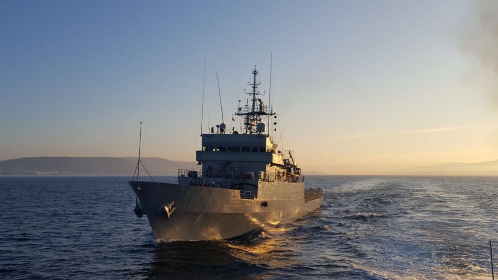 Un patrullero de la Armada controla el paso por el Estrecho de un convoy de buques rusos