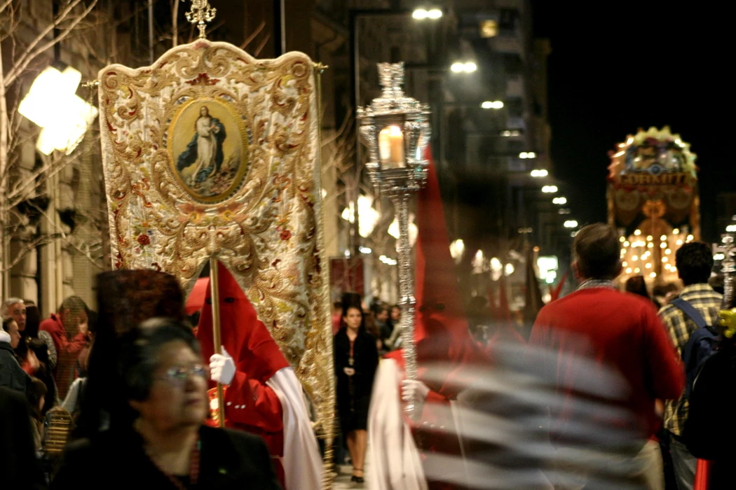 20 Semanas Santas de España que ver y que son fiesta de interés Turístico Internacional  Semana-santa-en-granada-procesion-del-domingo-de-ramos-al-pasar-por-la-gran-via.jpg