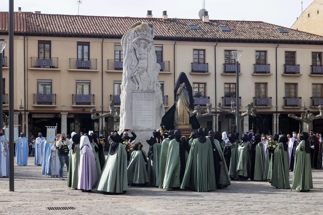 20 Semanas Santas de España que ver y que son fiesta de interés Turístico Internacional  Semana-santa-palencia-castilla-leon-spain-procesion-del-cofradia-vera-cruz-domingo-abril-momento.jpg