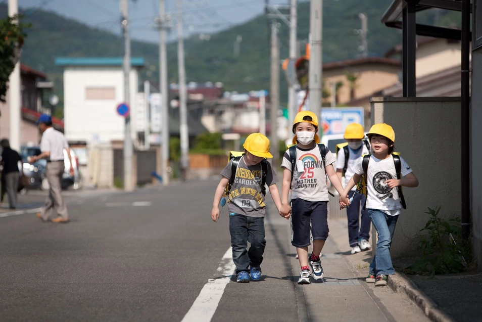 Japón - Se venden más pañales de adultos que para bebes en Japón. Europapress-3012667-children-walk-along-road-which-had-earlier-been-assessed-by-greenpeace-team.jpg