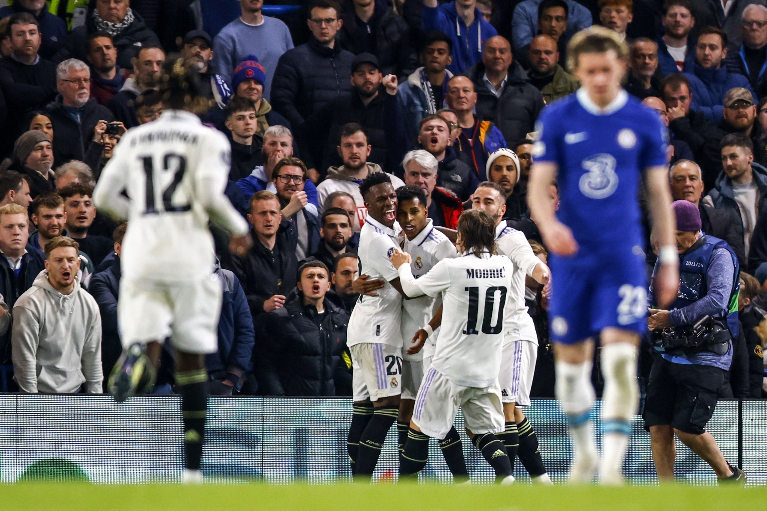 El Real Madrid remata la faena ante un flojo Chelsea y sella el billete a semifinales (0-2)