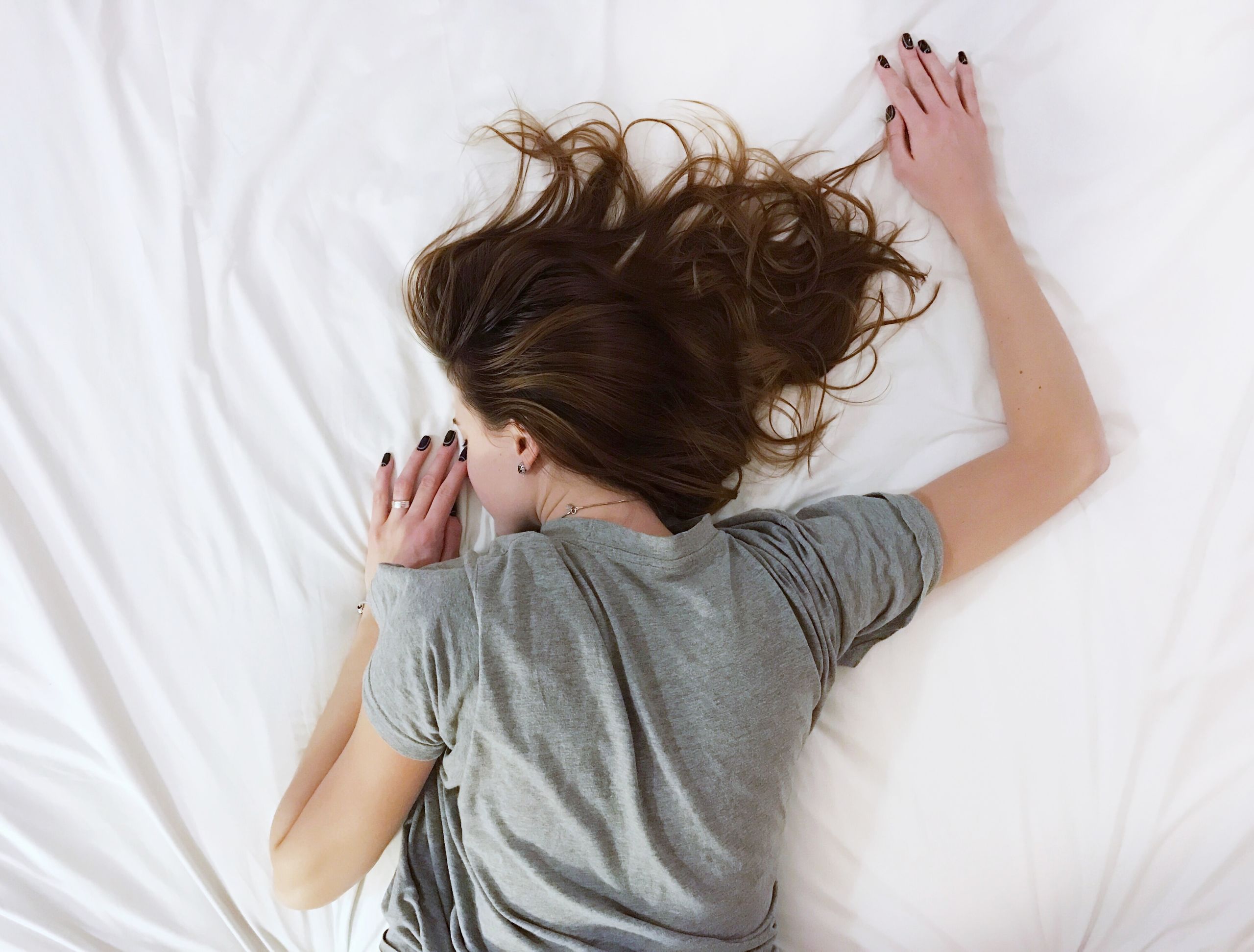 Beneficios de dormir con almohada entre las piernas